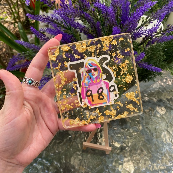 Taylor Swift 1989 Cartoon with Gold Flakes Resin Display Art & Mini Easel - Picture 11 of 17